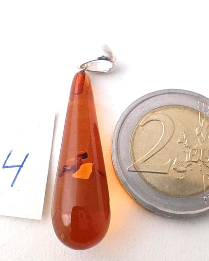 schmaler Bernsteintropfen Nr. 4 mit 2 Euromünze als Größenvergleich