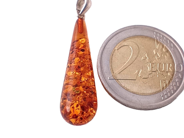 langer schmaler Bernsteintropfen Nr 1 mit 925 Silberöse an Korkkordel mit 2 Euromünze als Größenvergleic