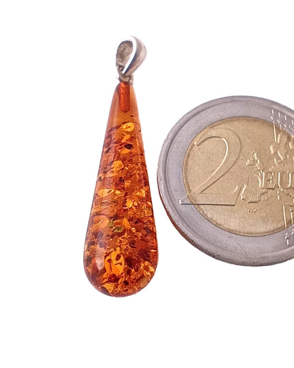 langer schmaler Bernsteintropfen Nr 1 mit 925 Silberöse an Korkkordel mit 2 Euromünze als Größenvergleic