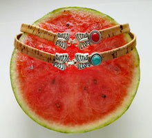 Lade das Bild in den Galerie-Viewer, 2 Choker / Armbänder aus Kork mit einer Schmetterlingschließe und rotem, türkisem Stein auf eine Melone
