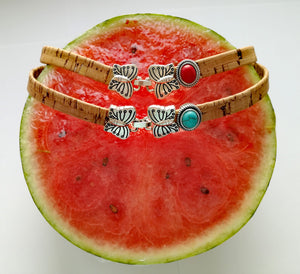 2 Choker / Armbänder aus Kork mit einer Schmetterlingschließe und rotem, türkisem Stein auf eine Melone