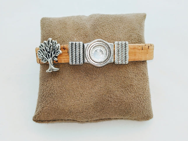Armband aus Kork mit Lebensbaum, Magnetschließe, klarem Glitzerstein auf einem Kissen,  handmade by Tikiwe®