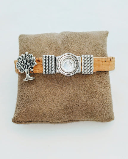 Armband aus Kork mit Lebensbaum, Magnetschließe, klarem Glitzerstein auf einem Kissen,  handmade by Tikiwe®