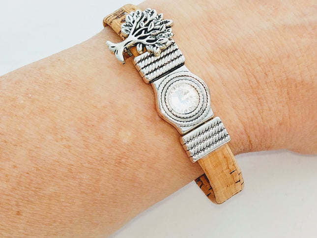 Armband aus Kork mit Lebensbaum, Magnetschließe, klarem Glitzerstein am Handgelenk handmade by Tikiwe®