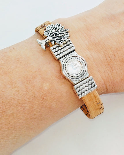 Armband aus Kork mit Lebensbaum, Magnetschließe, klarem Glitzerstein am Handgelenk handmade by Tikiwe®