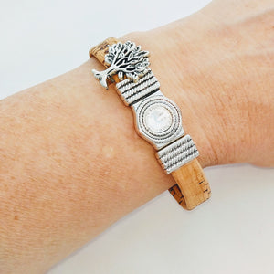 Armband aus Kork mit Lebensbaum, Magnetschließe, klarem Glitzerstein am Handgelenk handmade by Tikiwe®