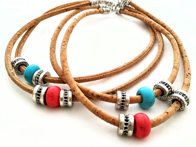 4 Colliers aus Kork mit türkisem und rotem Stein und silberfarbenen Beads. Weiche, angenehme Kordel aus Kork