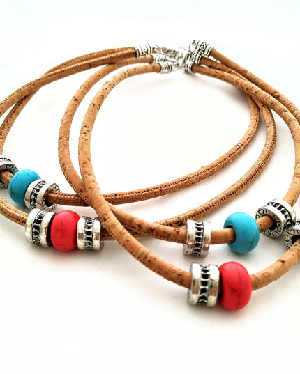 4 Colliers aus Kork mit türkisem und rotem Stein und silberfarbenen Beads. Weiche, angenehme Kordel aus Kork