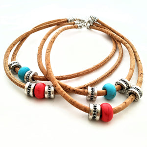4 Colliers aus Kork mit türkisem und rotem Stein und silberfarbenen Beads. Weiche, angenehme Kordel aus Kork