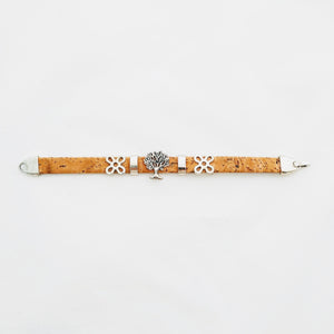 Armband aus 10mm breitem, weichen Korkband, naturfarben, mit 1 Slider Lebensbaum, 2 Blumenslidern und 2 glatten Sliedern. Französische Schließe.