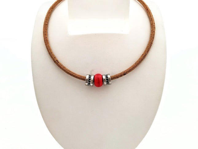 sportliches Collier aus Kork mit rotem Stein und 2 silberfarbenen Beads auf einer weißen Büste