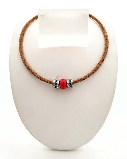 sportliches Collier aus Kork mit rotem Stein und 2 silberfarbenen Beads auf einer weißen Büste