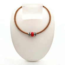 Lade das Bild in den Galerie-Viewer, sportliches Collier aus Kork mit rotem Stein und 2 silberfarbenen Beads auf einer weißen Büste
