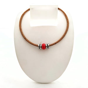 sportliches Collier aus Kork mit rotem Stein und 2 silberfarbenen Beads auf einer weißen Büste