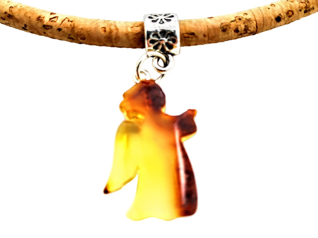 Engel Nummer 17, echter polnischer Bernstein an einer Kordel aus feinem Kork, ca. 42 cmEngel aus polnischem Bernstein mit silberner Öse an einer Kordel aus Kork, 