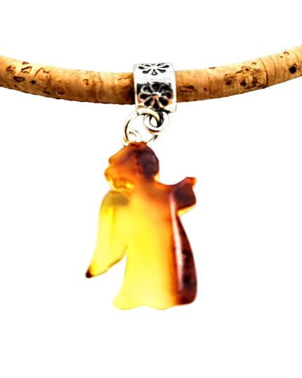 Engel Nummer 17, echter polnischer Bernstein an einer Kordel aus feinem Kork, ca. 42 cmEngel aus polnischem Bernstein mit silberner Öse an einer Kordel aus Kork, 