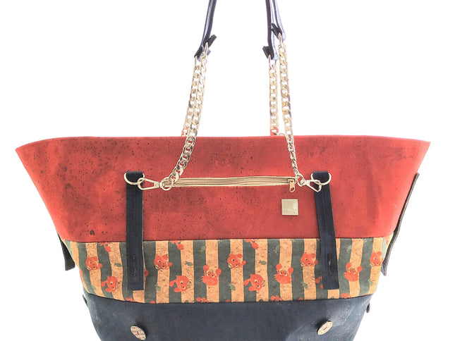 Großer Shopper aus rotem, blauem und gestreiftem Kork mit Extraträgern. Schwere silberfarbene Kette und blauer Kork im Schulterbereich