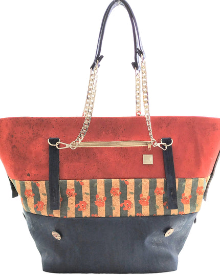 Großer Shopper aus rotem, blauem und gestreiftem Kork mit Extraträgern. Schwere silberfarbene Kette und blauer Kork im Schulterbereich