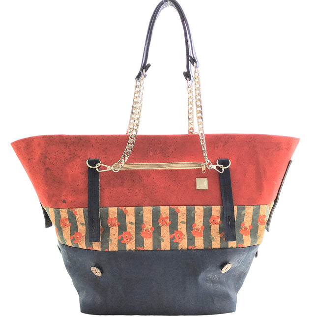 Großer Shopper aus rotem, blauem und gestreiftem Kork mit Extraträgern. Schwere silberfarbene Kette und blauer Kork im Schulterbereich