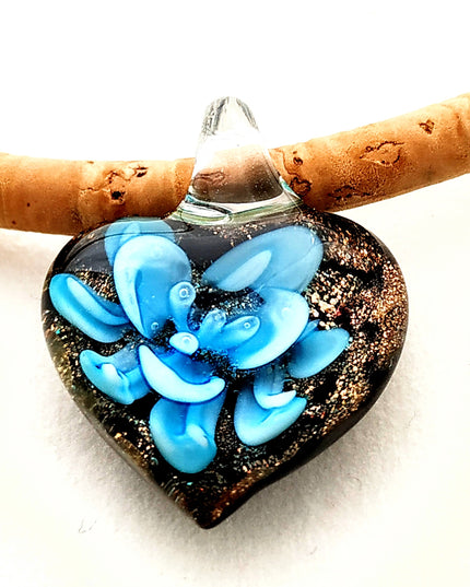 Herz mit blauer Blume und Goldglitzer aus böhmischem Glas. An einer Kordel aus naturfarbenem Kork, Handmade by Tikiwe®-Taschen aus Kork