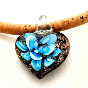 Herz mit blauer Blume und Goldglitzer aus böhmischem Glas. An einer Kordel aus naturfarbenem Kork, Handmade by Tikiwe®-Taschen aus Kork