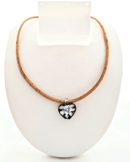bezauberndes, klares Herz aus böhmischen Glas mit weißer Blume und 2 silberfarbenen Beads an einer Kordel aus Kork