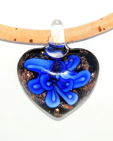 wunderschönes Herz aus böhmischen Kork mit leuchtend blauer Blume und Goldglitzer an einer Kordel aus Kork