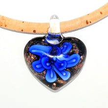 Lade das Bild in den Galerie-Viewer, wunderschönes Herz aus böhmischen Kork mit leuchtend blauer Blume und Goldglitzer an einer Kordel aus Kork
