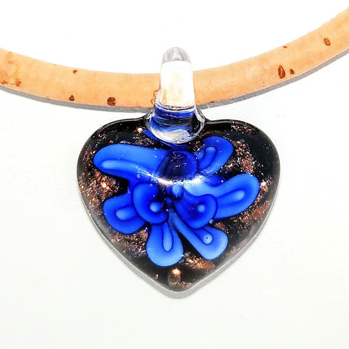 wunderschönes Herz aus böhmischen Kork mit leuchtend blauer Blume und Goldglitzer an einer Kordel aus Kork
