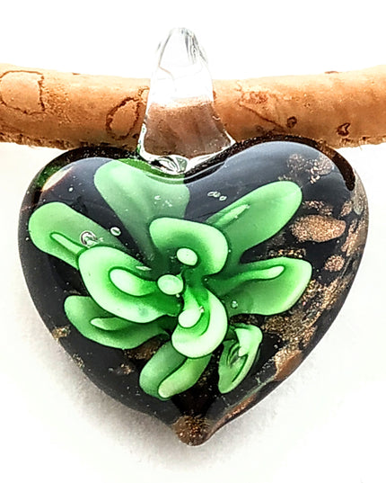 Herz mit grüner Blume und Goldglitzer aus böhmischem Glas. An einer Kordel aus naturfarbenem Kork, Handmade by Tikiwe®-Taschen aus Kork