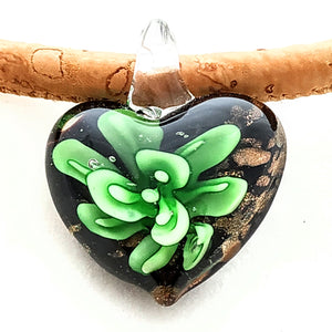 Herz mit grüner Blume und Goldglitzer aus böhmischem Glas. An einer Kordel aus naturfarbenem Kork, Handmade by Tikiwe®-Taschen aus Kork
