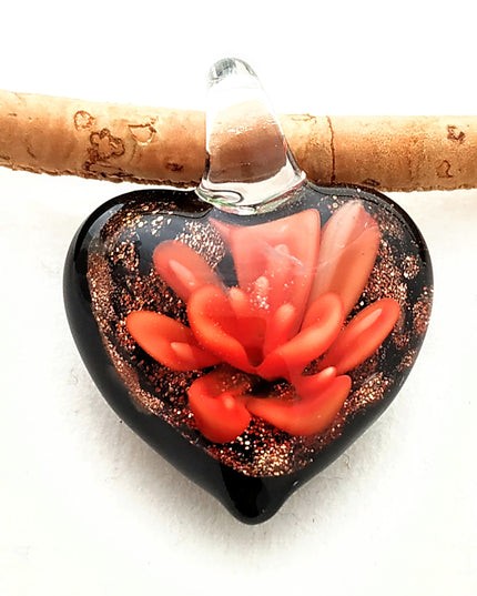 Herz mit roter Blume und Goldglitzer aus böhmischem Glas. An einer Kordel aus naturfarbenem Kork, Handmade by Tikiwe®-Taschen aus Kork