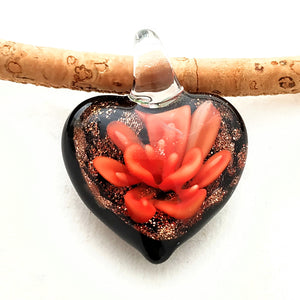 Herz mit roter Blume und Goldglitzer aus böhmischem Glas. An einer Kordel aus naturfarbenem Kork, Handmade by Tikiwe®-Taschen aus Kork