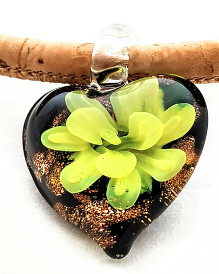 Herz mit zitronengelber Blume und Goldglitzer aus böhmischem Glas. An einer Kordel aus naturfarbenem Kork, Handmade by Tikiwe®-Taschen aus Kork