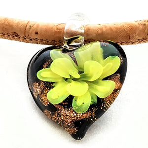 Herz mit zitronengelber Blume und Goldglitzer aus böhmischem Glas. An einer Kordel aus naturfarbenem Kork, Handmade by Tikiwe®-Taschen aus Kork