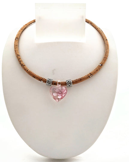 bezauberndes, klares Herz aus böhmischem Glas mit rosa Blume und 2 silberfarbenen Beads an einem Halsreif aus Kork
