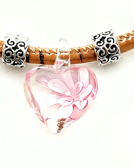 bezauberndes, klares Herz aus böhmischen Glas mit rosa Blume und 2 silberfarbenen Beads an einer Kordel aus Kork