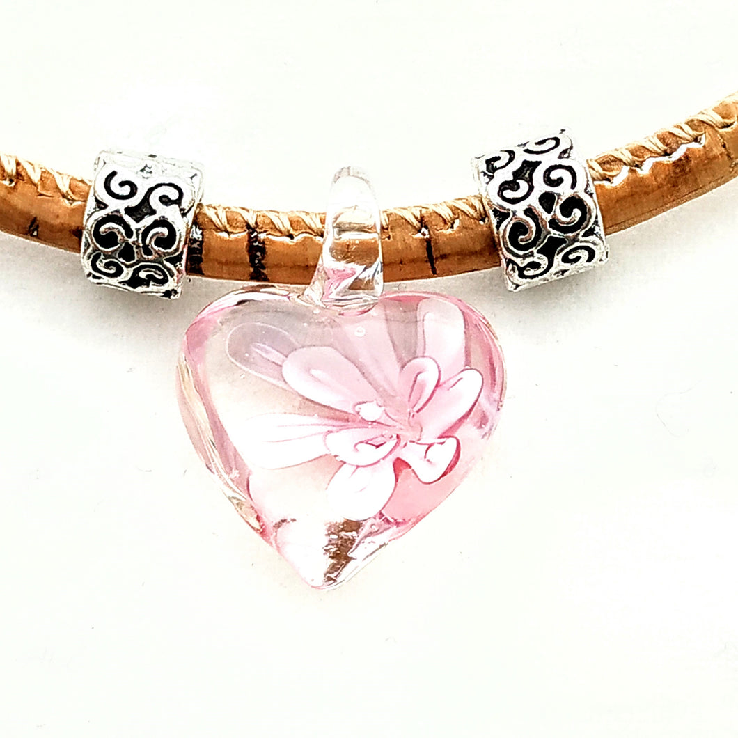 bezauberndes, klares Herz aus böhmischen Glas mit rosa Blume und 2 silberfarbenen Beads an einer Kordel aus Kork