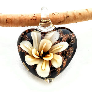 Herz mit vanillefarbener Blume und Goldglitzer aus böhmischem Glas. An einer Kordel aus naturfarbenem Kork, Handmade by Tikiwe®-Taschen aus Kork