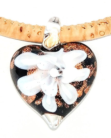 Hübsches Herz aus böhmischem Glas mit weißer Blume mit Goldglitzer an Kordel aus Kork