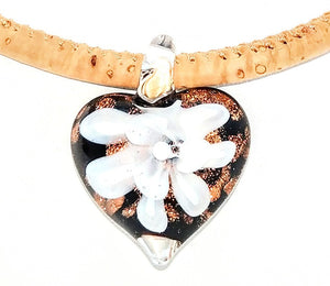 Hübsches Herz aus böhmischem Glas mit weißer Blume mit Goldglitzer an Kordel aus Kork