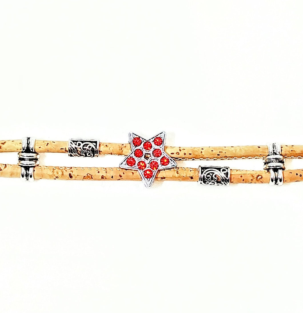 2-reihiges Armband aus Kork mit Edelstahlstern, rote Glitzersteine, diverse silberfarbene Elemente, handmade by Tikiwe®-Taschen aus Kork