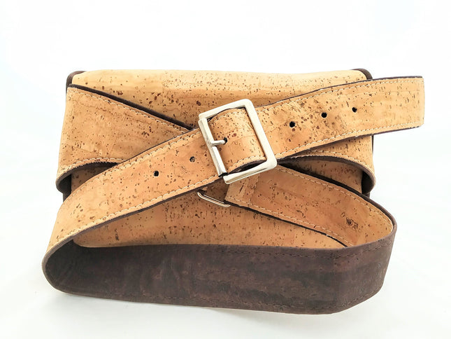 Rückseite Gürteltasche aus Kork, naturfarben, silberne Dornschließe, dunkelbrauner Kork