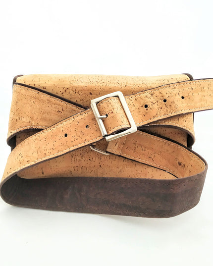 Rückseite Gürteltasche aus Kork, naturfarben, silberne Dornschließe, dunkelbrauner Kork