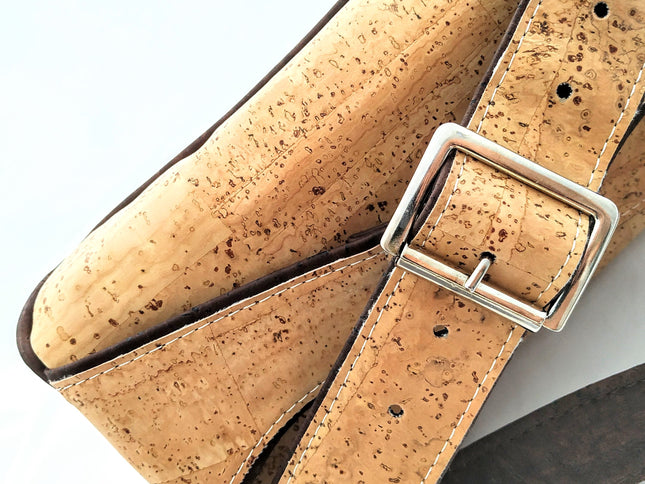 Detailaufnahme Gürteltasche, Rückseite, naturfarbener und dunkelbrauner Kork, Dornschließe