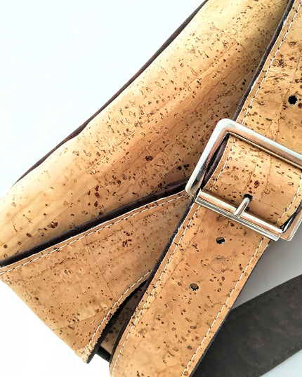 Detailaufnahme Gürteltasche, Rückseite, naturfarbener und dunkelbrauner Kork, Dornschließe
