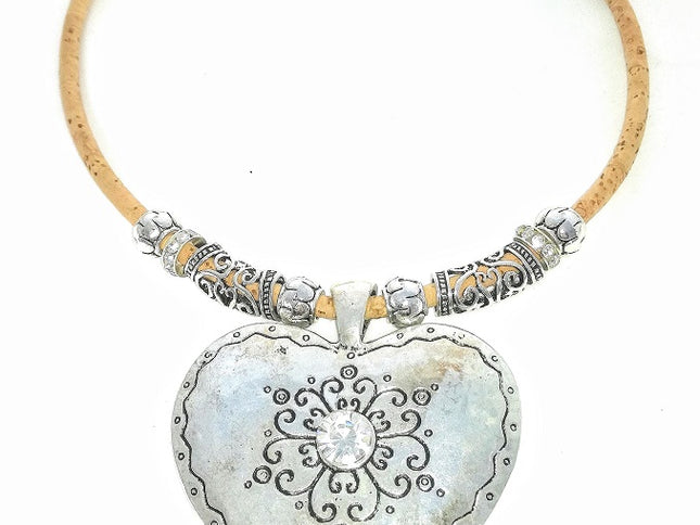 opulentes Collier aus Kork, großes silberfarbenes Herz mit 1 klaren Glitzerstein, umrahmt von silberfarbenen Tuben mit Herzdesign, Beads mit Glitzersteinen