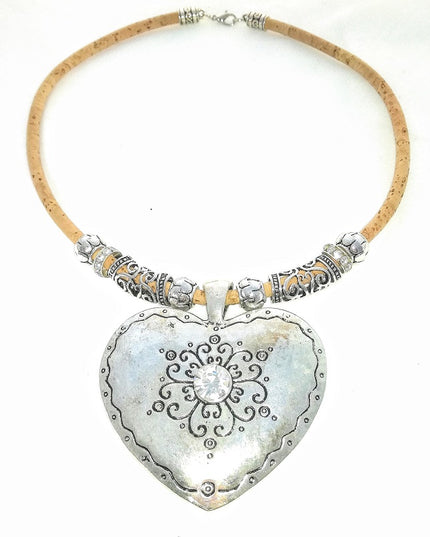 opulentes Collier aus Kork, großes silberfarbenes Herz mit 1 klaren Glitzerstein, umrahmt von silberfarbenen Tuben mit Herzdesign, Beads mit Glitzersteinen