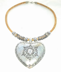 opulentes Collier aus Kork, großes silberfarbenes Herz mit 1 klaren Glitzerstein, umrahmt von silberfarbenen Tuben mit Herzdesign, Beads mit Glitzersteinen