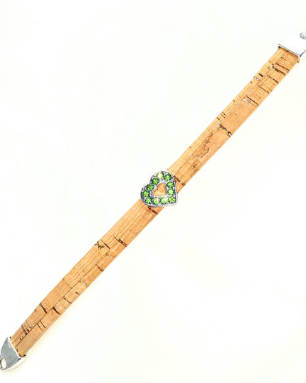 Armband aus Kork, naturfarben, Herz aus Edelstahl und grünen Glitzersteinchen, französische Schließe, 10 mm breit